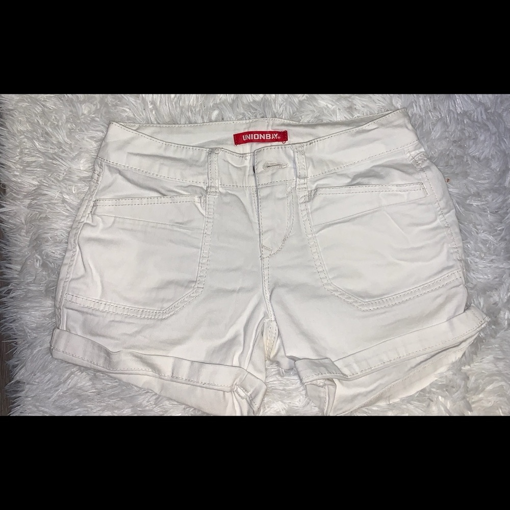 Cute white shorts!